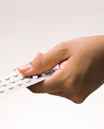 Контрацептивні препарати в період перименопаузи: чи потрібно припиняти прийом? Як менопауза впливає на фертильність?